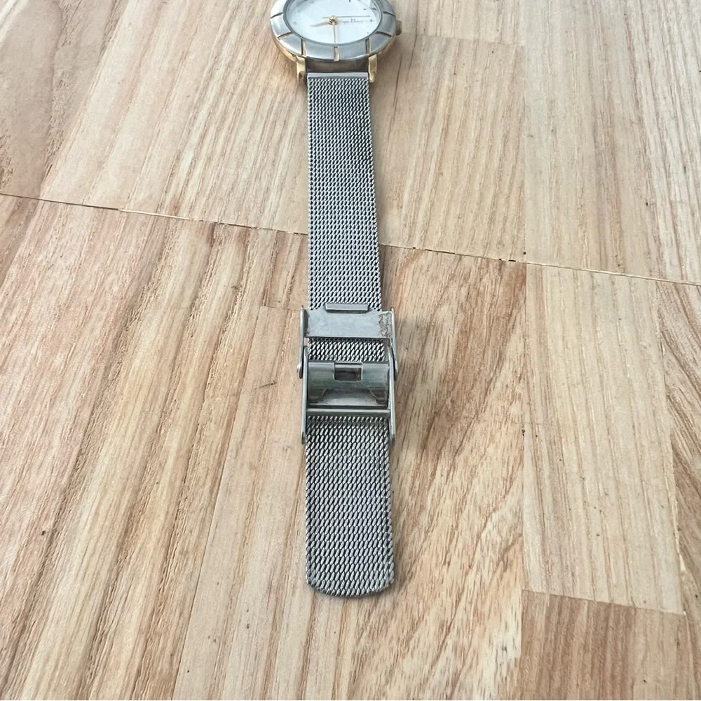 Skagen Denmark ladies round silver tone contemporary dress watch NEW BATTERY